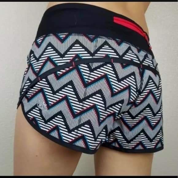 Lululemon Seawheeze Speed Short 3D Chevron - Size 6