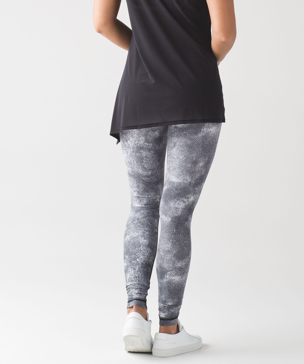 https://theshopdistrict.ca/cdn/shop/products/lululemon-wunder-under-pant-iii-full-on-luxtreme-diffusion-white-black-026555-26387-1_1024x1024@2x.jpg?v=1643664664